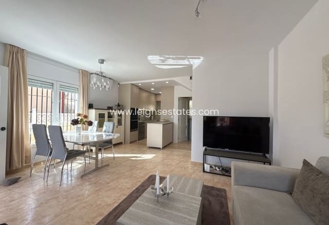 3 makuuhuone Huvila myytävänä paikassa Dehesa de Campoamor, Orihuela mukana uima-altaan 
autotalli - 350 000 € (Ref: 10150583)