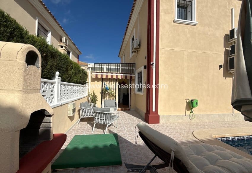 Chalet de 3 habitaciones en Dehesa de Campoamor en venta con piscina garaje - 350.000 € (Ref: 10150583)