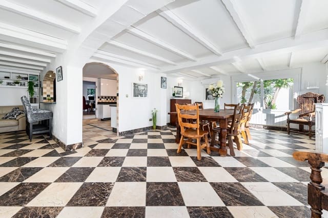 Chalet de 8 habitaciones en Dehesa de Campoamor, Orihuela en venta con piscina garaje - 1.250.000 € (Ref: 7446573)