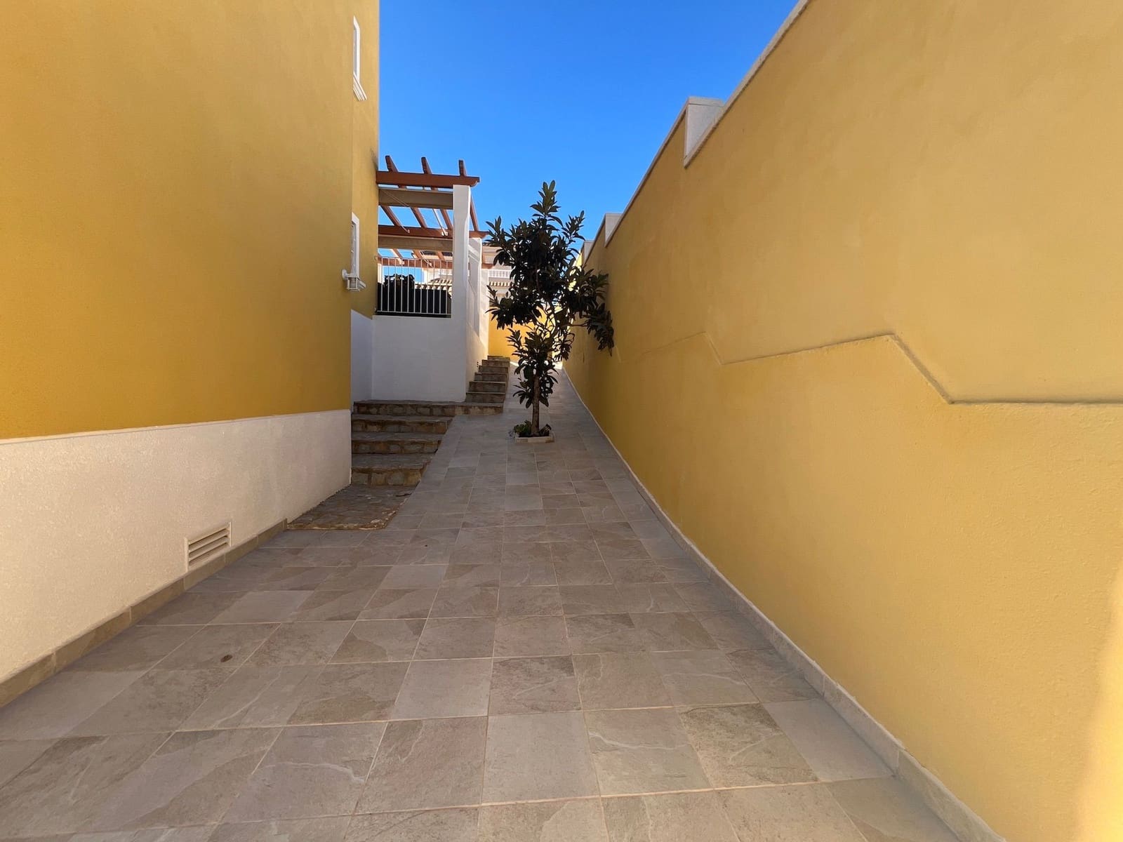 3 quarto Moradia para venda em Villamartin com piscina garagem - 432 000 € (Ref: 8588084)