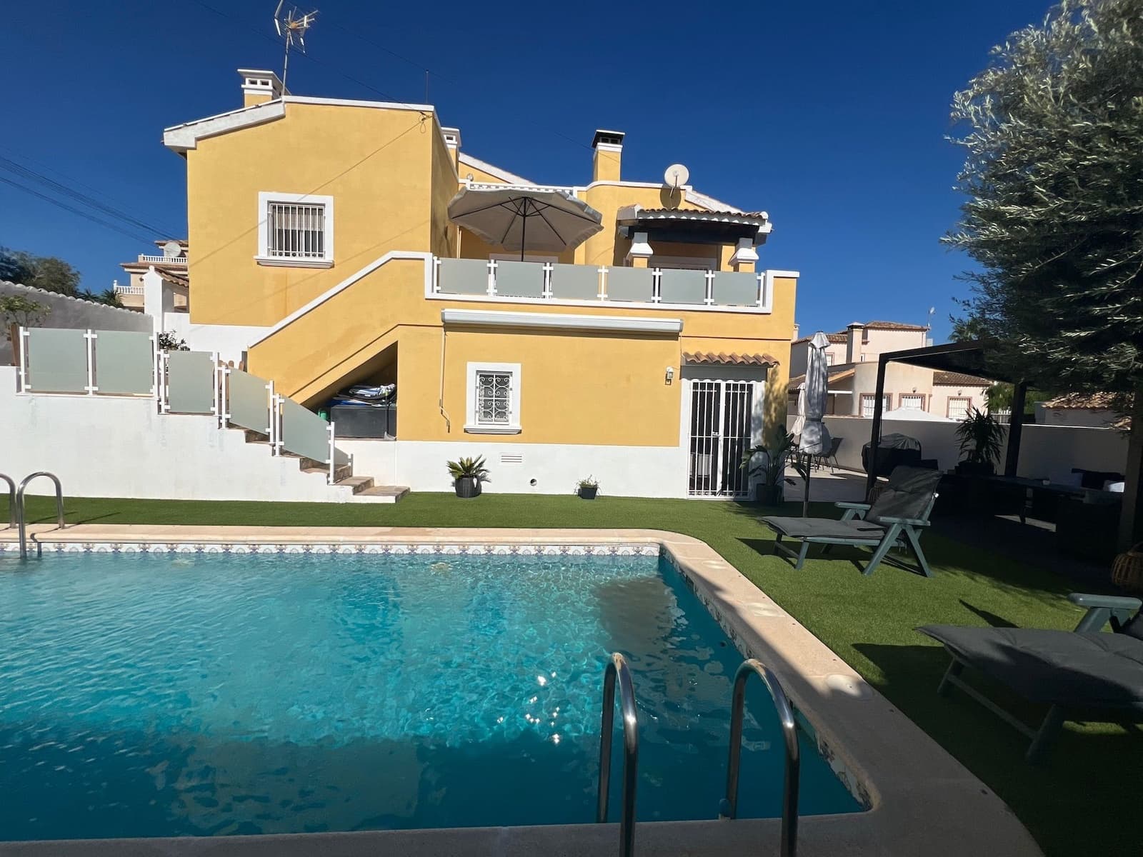 3 quarto Moradia para venda em Villamartin com piscina garagem - 432 000 € (Ref: 8588084)