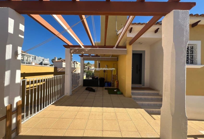 Chalet de 3 habitaciones en Villamartin en venta con piscina garaje - 432.000 € (Ref: 8588084)