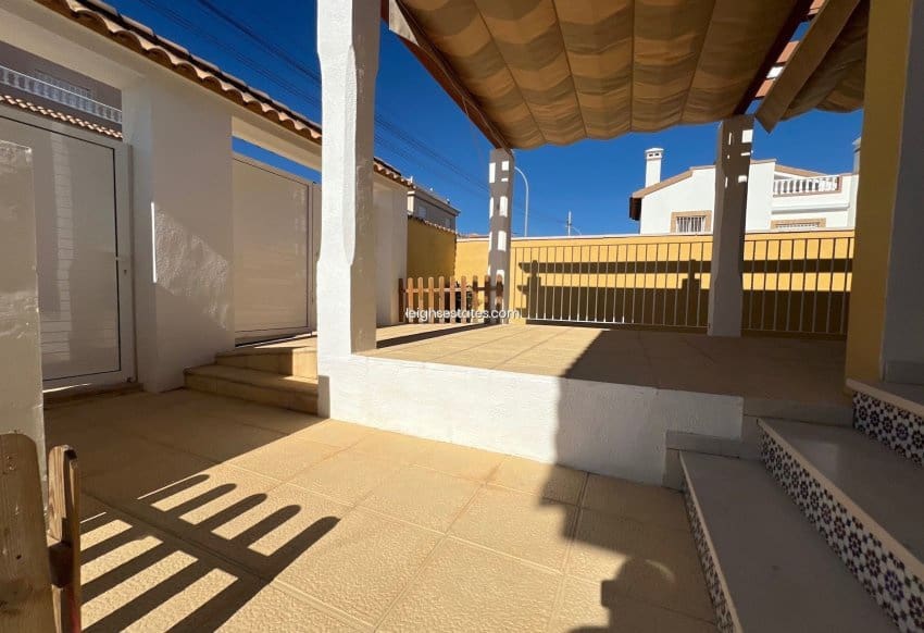 Chalet de 3 habitaciones en Villamartin en venta con piscina garaje - 432.000 € (Ref: 8588084)