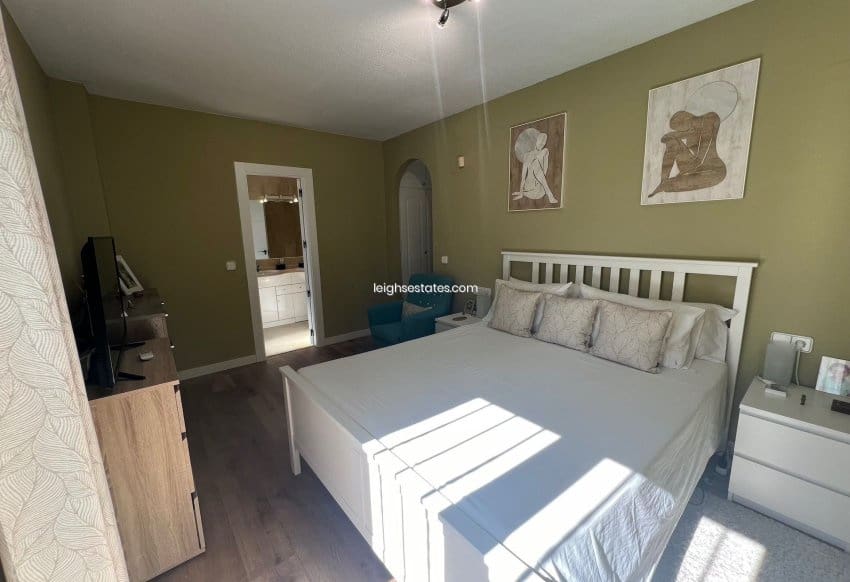 Chalet de 3 habitaciones en Villamartin en venta con piscina garaje - 432.000 € (Ref: 8588084)