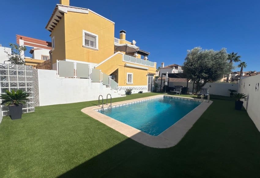 Chalet de 3 habitaciones en Villamartin en venta con piscina garaje - 432.000 € (Ref: 8588084)