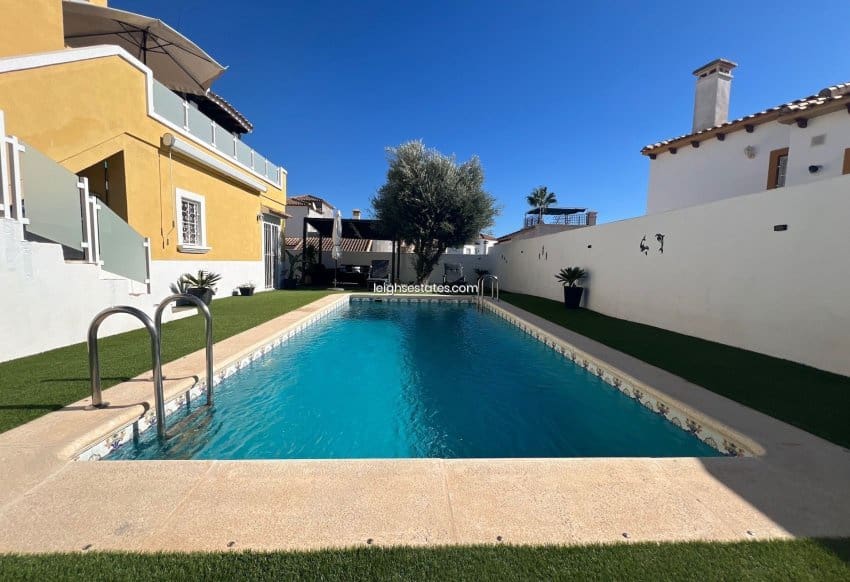 Chalet de 3 habitaciones en Villamartin en venta con piscina garaje - 432.000 € (Ref: 8588084)