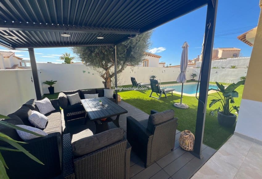 Chalet de 3 habitaciones en Villamartin en venta con piscina garaje - 432.000 € (Ref: 8588084)