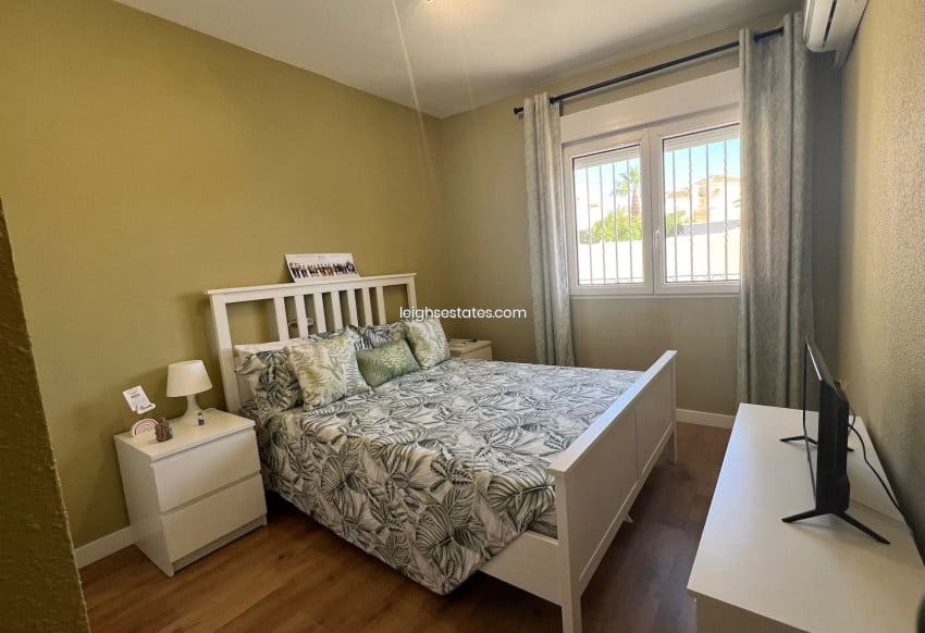 Chalet de 3 habitaciones en Villamartin en venta con piscina garaje - 432.000 € (Ref: 8588084)