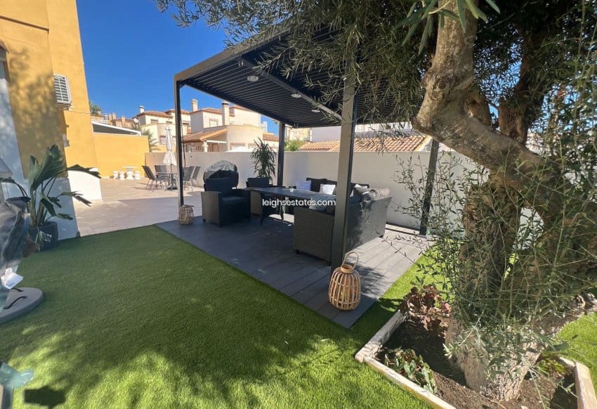 Chalet de 3 habitaciones en Villamartin en venta con piscina garaje - 432.000 € (Ref: 8588084)