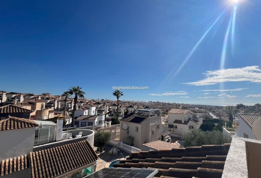 Chalet de 3 habitaciones en Villamartin en venta con piscina garaje - 432.000 € (Ref: 8588084)