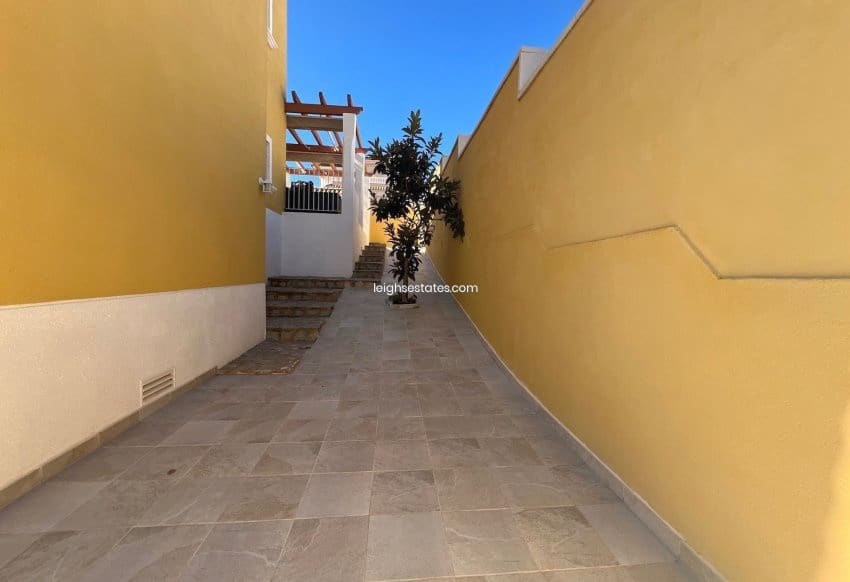 Chalet de 3 habitaciones en Villamartin en venta con piscina garaje - 432.000 € (Ref: 8588084)