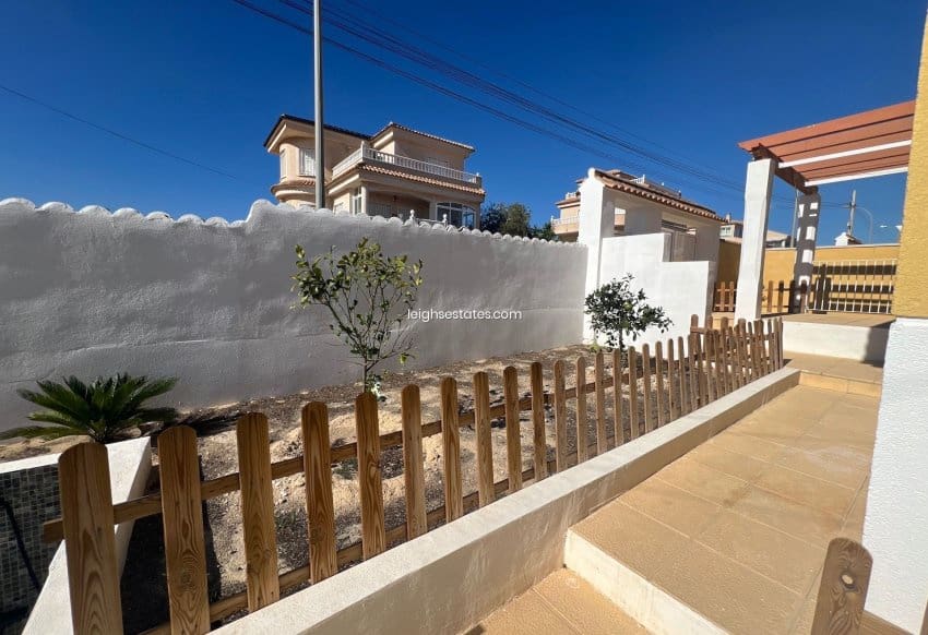 Chalet de 3 habitaciones en Villamartin en venta con piscina garaje - 432.000 € (Ref: 8588084)