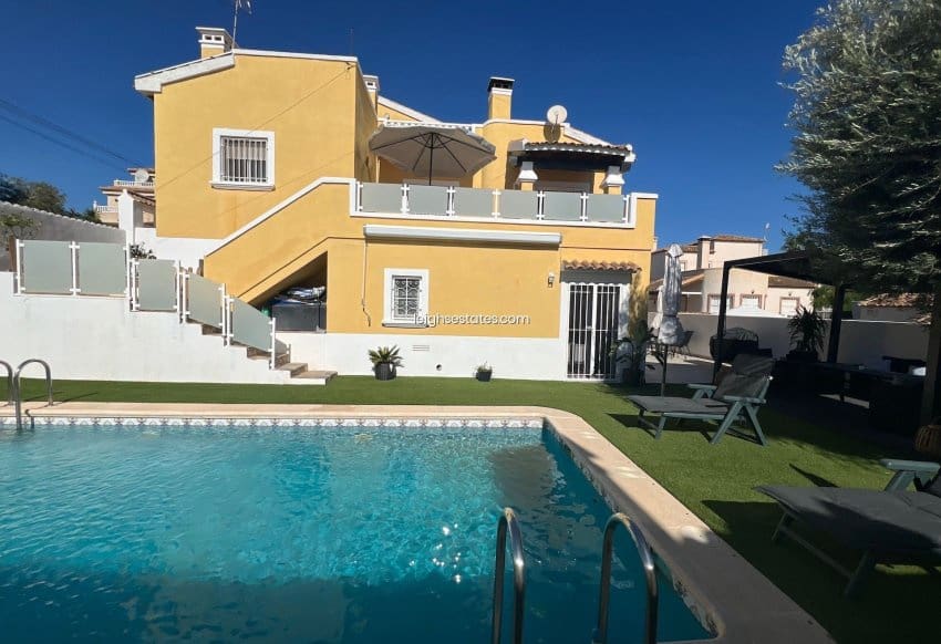 Chalet de 3 habitaciones en Villamartin en venta con piscina garaje - 432.000 € (Ref: 8588084)