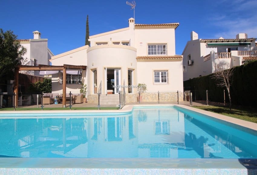 4 camera da letto Villa in vendita in Villamartin con piscina garage - 830.000 € (Rif: 8723688)