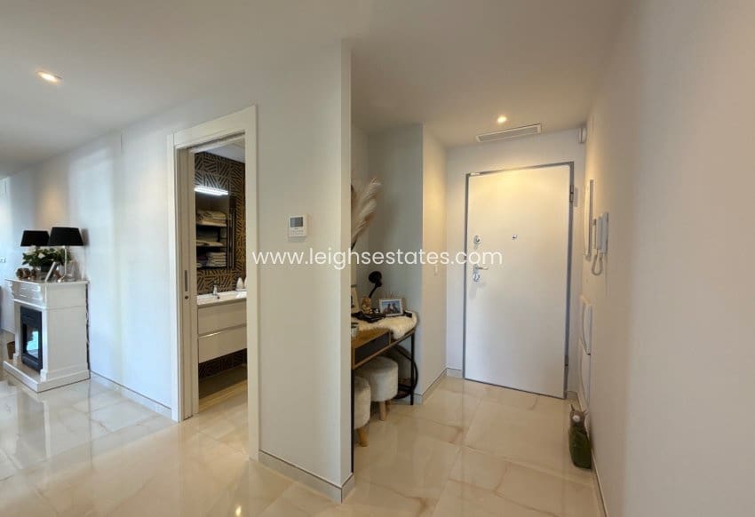 3 makuuhuone Huoneisto myytävänä paikassa Playa Flamenca mukana uima-altaan - 485 000 € (Ref: 9000759)