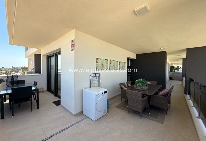 3 makuuhuone Huoneisto myytävänä paikassa Playa Flamenca mukana uima-altaan - 485 000 € (Ref: 9000759)