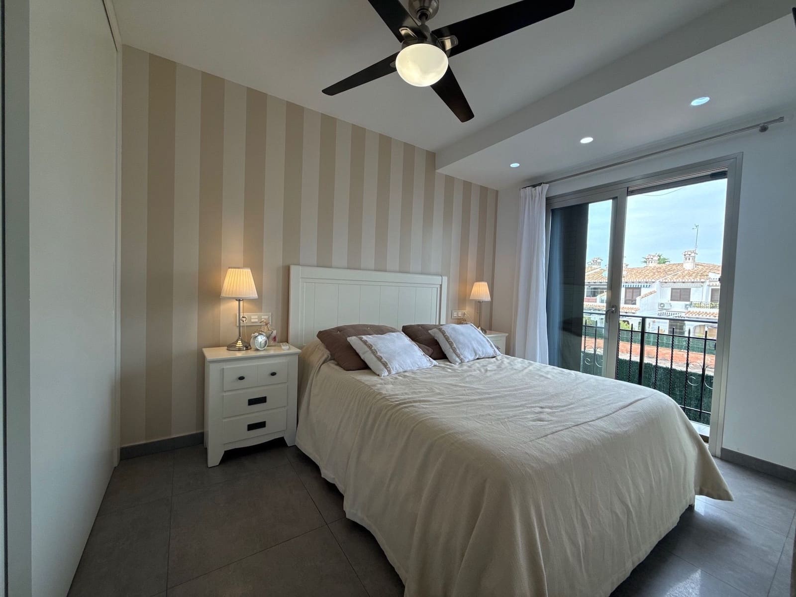 2 soverom Leilighet til salgs i Cabo Roig med svømmebasseng - € 245 000 (Ref: 9355513)