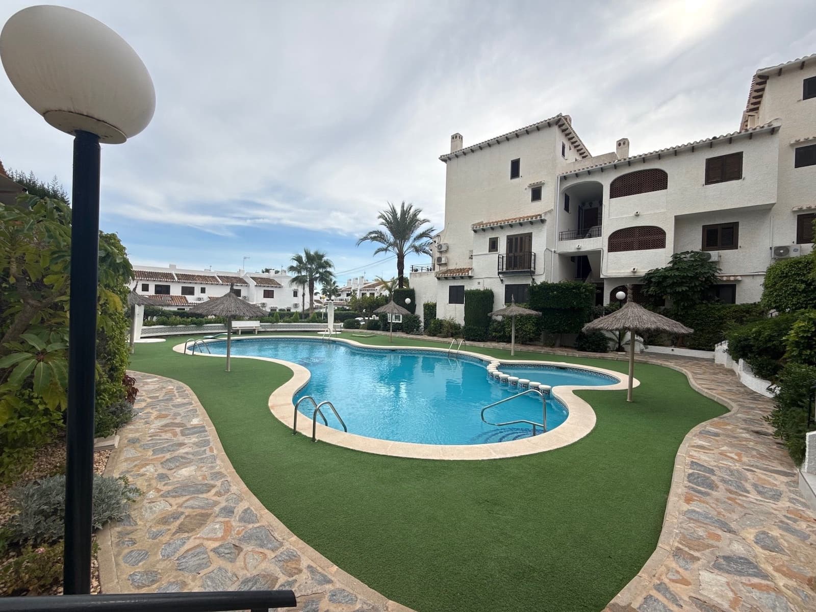 2 soverom Leilighet til salgs i Cabo Roig med svømmebasseng - € 245 000 (Ref: 9355513)