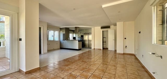 4 bedroom Villa for sale in Villamartin, Orihuela with garage - € 260,000 (Ref: 9430795)