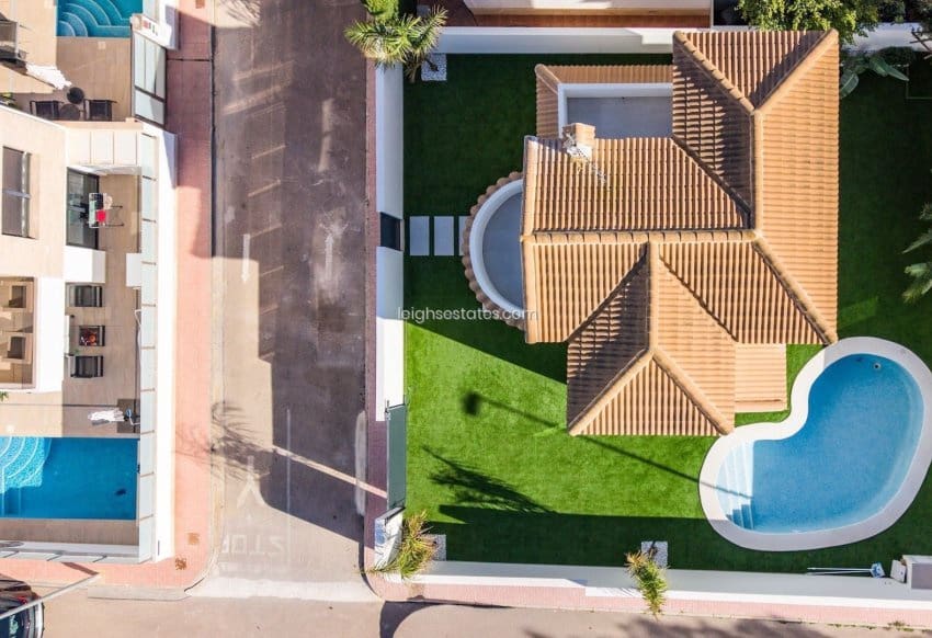 3 slaapkamer Villa te koop in Villamartin met zwembad - € 590.000 (Ref: 9443053)