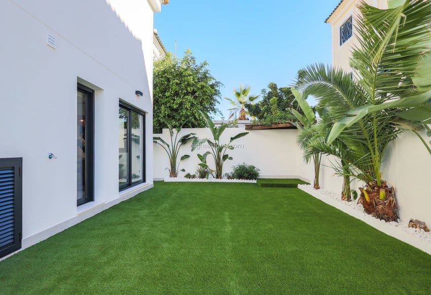 3 slaapkamer Villa te koop in Villamartin met zwembad - € 590.000 (Ref: 9443053)