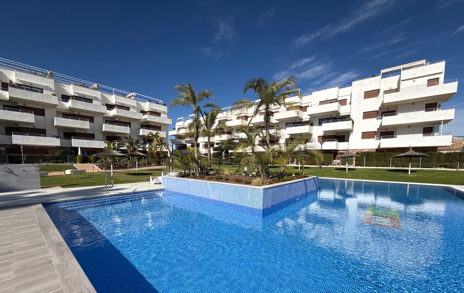 2 Zimmer Apartment zu verkaufen in Orihuela Costa mit Pool - 240.000 € (Ref: 9575635)