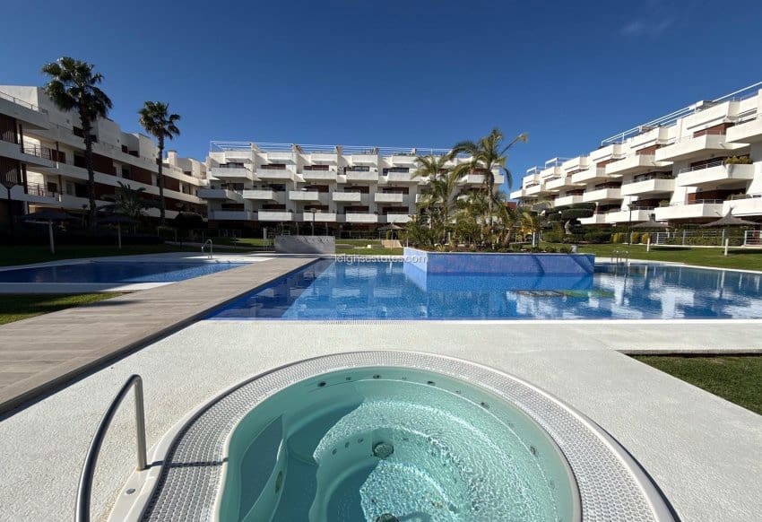 Apartamento de 2 habitaciones en Orihuela Costa en venta con piscina - 240.000 € (Ref: 9575635)