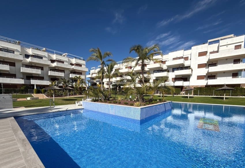 Apartamento de 2 habitaciones en Orihuela Costa en venta con piscina - 240.000 € (Ref: 9575635)