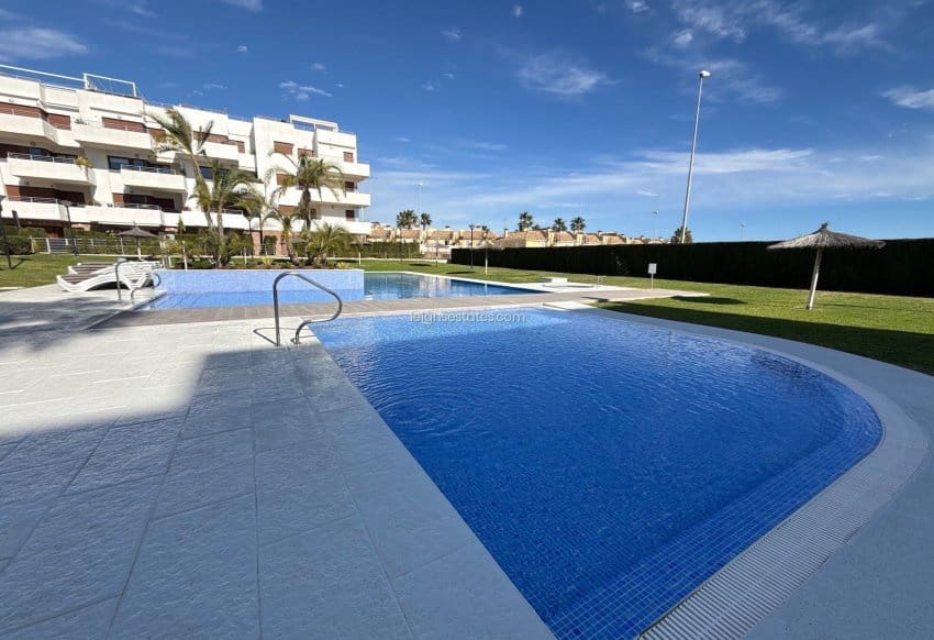 Apartamento de 2 habitaciones en Orihuela Costa en venta con piscina - 240.000 € (Ref: 9575635)