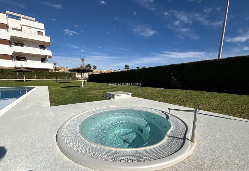 Apartamento de 2 habitaciones en Orihuela Costa en venta con piscina - 240.000 € (Ref: 9575635)