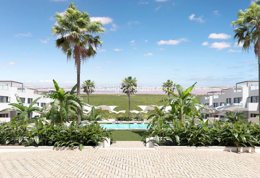 Apartamento de 2 habitaciones en Torrevieja en venta con piscina - 299.900 € (Ref: 9685810)