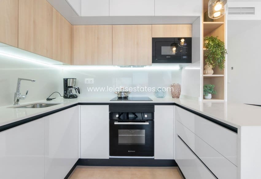 Apartamento de 2 habitaciones en Torrevieja en venta con piscina - 299.900 € (Ref: 9685810)