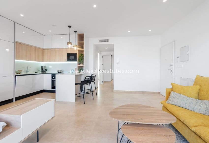 Apartamento de 2 habitaciones en Torrevieja en venta con piscina - 299.900 € (Ref: 9685810)