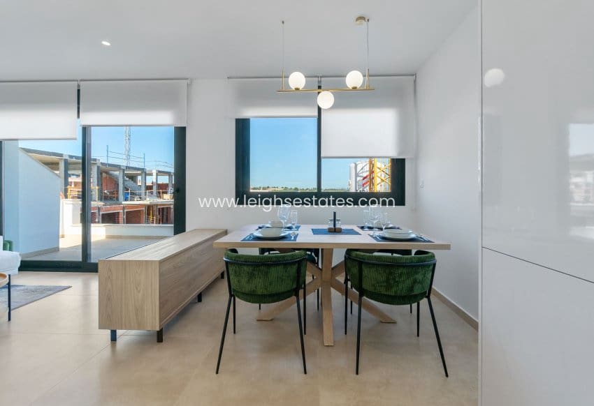 Apartamento de 2 habitaciones en Torrevieja en venta con piscina - 299.900 € (Ref: 9685810)