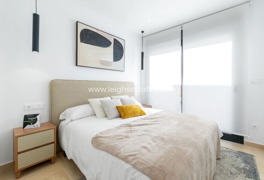 Apartamento de 2 habitaciones en Torrevieja en venta con piscina - 299.900 € (Ref: 9685810)