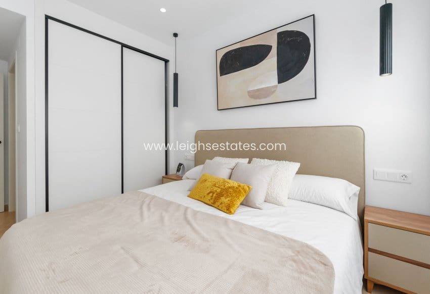 Apartamento de 2 habitaciones en Torrevieja en venta con piscina - 299.900 € (Ref: 9685810)