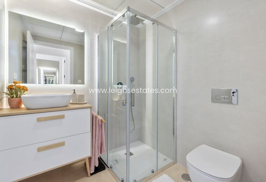 Apartamento de 2 habitaciones en Torrevieja en venta con piscina - 299.900 € (Ref: 9685810)