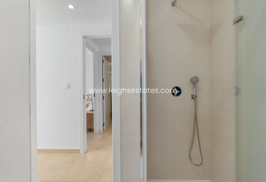 Apartamento de 2 habitaciones en Torrevieja en venta con piscina - 299.900 € (Ref: 9685810)