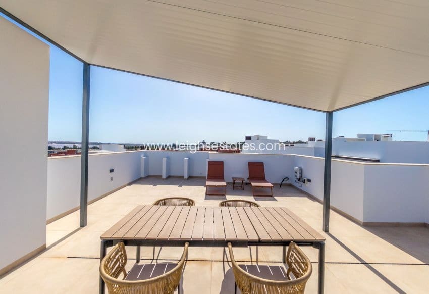 Apartamento de 2 habitaciones en Torrevieja en venta con piscina - 299.900 € (Ref: 9685810)