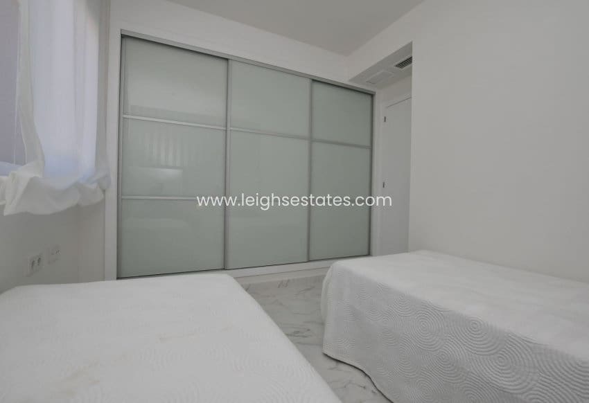 Apartamento de 2 habitaciones en San Miguel de Salinas en venta con piscina - 243.800 € (Ref: 9685811)