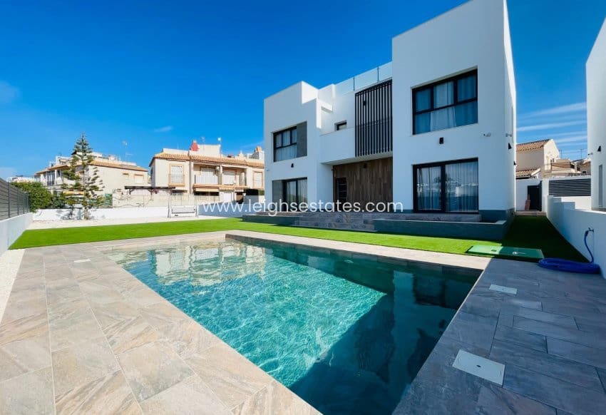5 bedroom Townhouse for sale in Torrevieja - € 1,200,000 (Ref: 9685844)