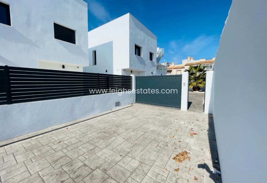 5 bedroom Townhouse for sale in Torrevieja - € 1,200,000 (Ref: 9685844)