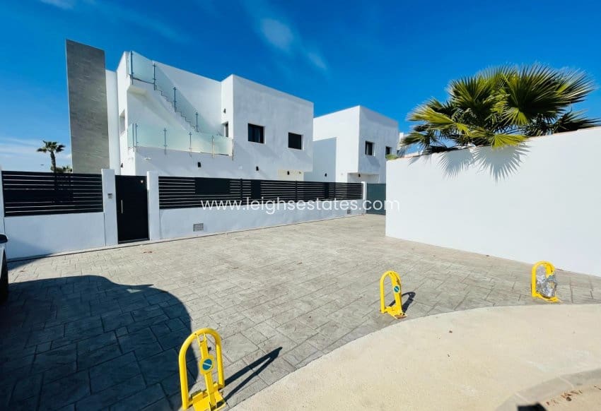 5 bedroom Townhouse for sale in Torrevieja - € 1,200,000 (Ref: 9685844)