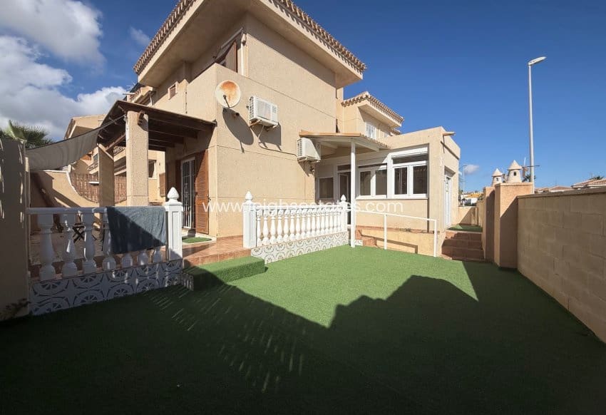 3 quarto Casa em Banda para venda em Playa Flamenca com piscina - 239 000 € (Ref: 9688743)