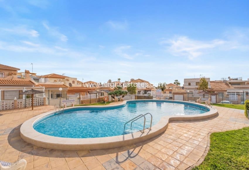 Casa de 2 habitaciones en Playa Flamenca en venta con piscina - 205.000 € (Ref: 9700278)