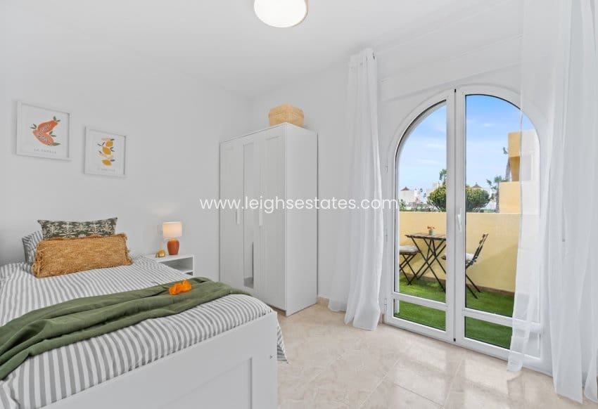 Casa de 2 habitaciones en Playa Flamenca en venta con piscina - 205.000 € (Ref: 9700278)