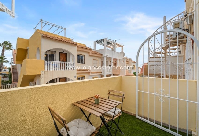 Casa de 2 habitaciones en Playa Flamenca en venta con piscina - 205.000 € (Ref: 9700278)