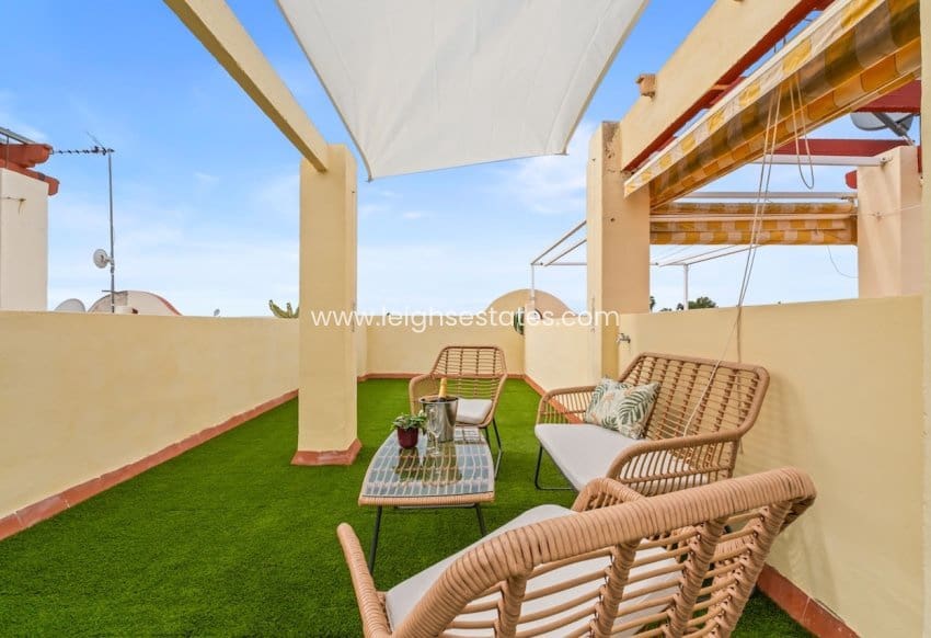 Casa de 2 habitaciones en Playa Flamenca en venta con piscina - 205.000 € (Ref: 9700278)