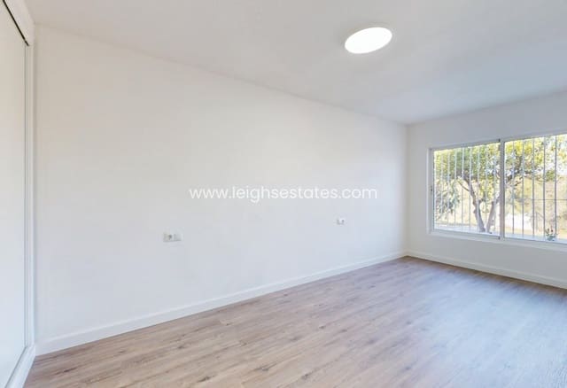 Apartamento de 2 habitaciones en Villamartin, Orihuela en venta - 225.000 € (Ref: 9714391)