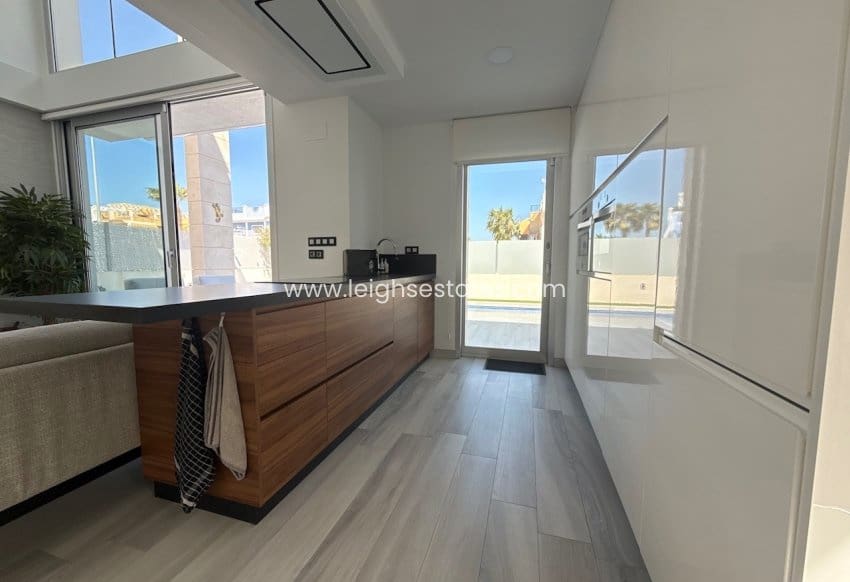 4 camera da letto Villa in vendita in Orihuela Costa con piscina garage - 649.000 € (Rif: 9720962)